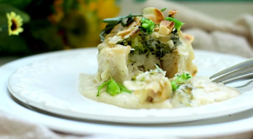 Pesce bianco con broccoli in salsa di formaggio