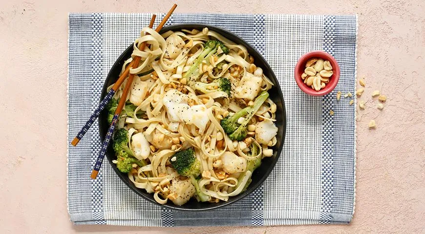 Tagliatelle Udon con pesce e broccoli