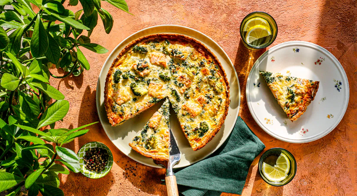 Quiche con salmone, broccoli e spinaci