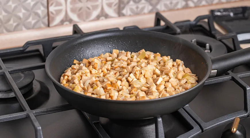 Friggere i funghi porcini in una padella calda per 10-15 minuti per far evaporare l'acqua in eccesso