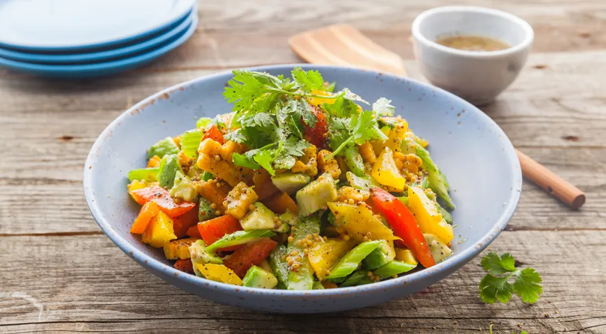 Insalata tiepida di peperoni, avocado e mais