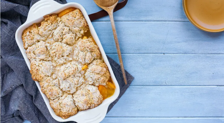 Si tratta di una versione non classica del dessert con diversi tipi di frutta, oltre a fiocchi d'avena con farina di mandorle e latte vegetale. Adatto a coloro che sono in PP e desiderano più varietà (o semplicemente amano meno le pesche)