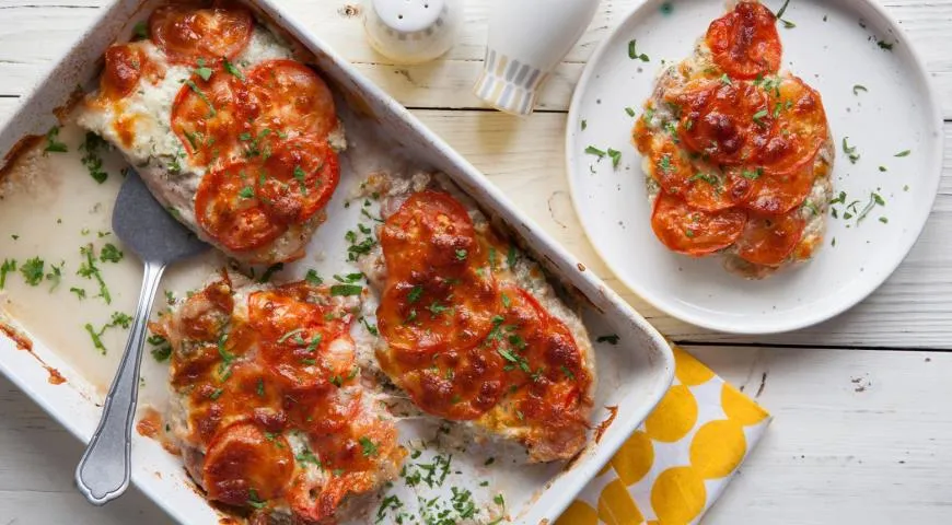 Maiale con pomodori e formaggio al forno