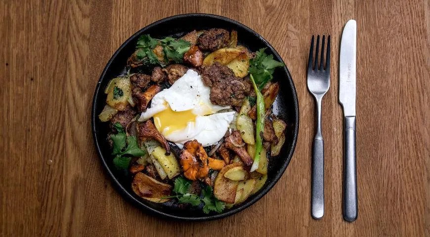 Finferli fritti con patate e uovo in camicia