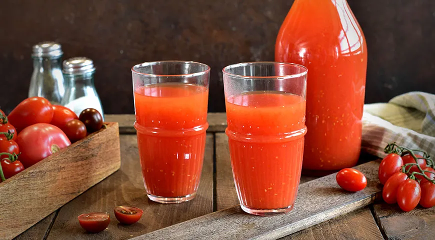 Succo di pomodoro per l'inverno a casa 