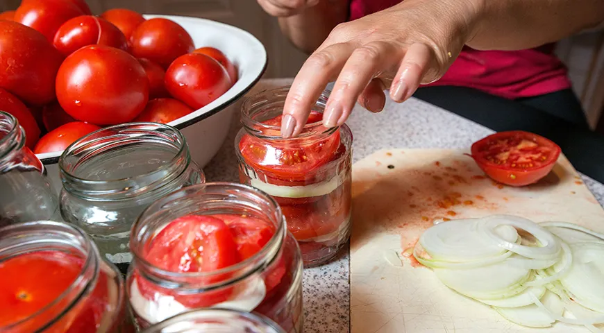 Per le insalate di pomodoro in barattolo è meglio scegliere frutti densi e carnosi, con poco numero di semi e buccia spessa