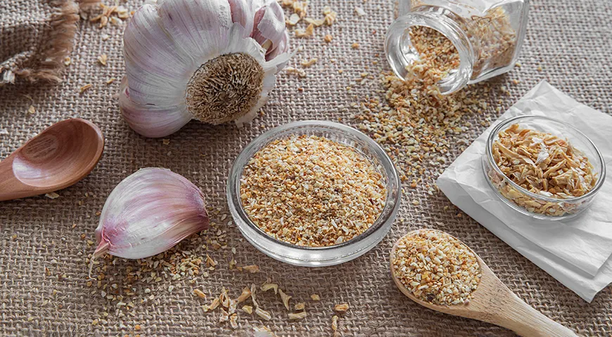 L'aglio in polvere viene aggiunto a primi e secondi piatti, marinate e preparazioni fatte in casa.