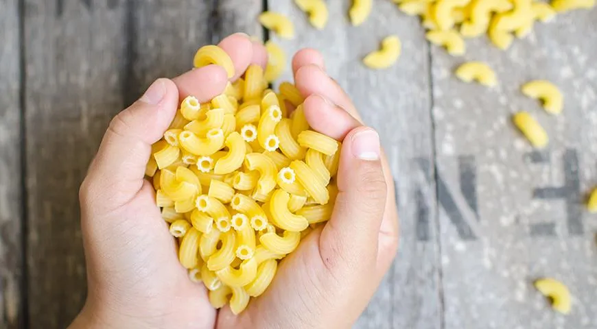 Infilate la pasta nel ripieno di frutti di bosco e questo assorbirà tutto il succo che è stato rilasciato.