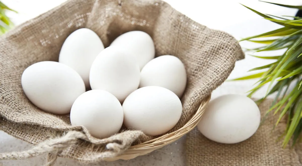 Le uova bianche sono buone quanto quelle marroni, anche se costano un po’ meno.