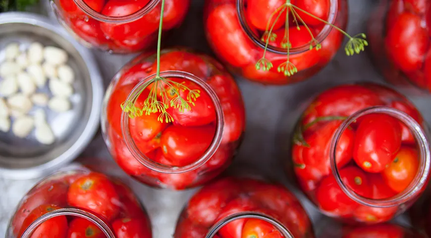 Il gusto dei pomodori in salamoia dipende dalla quantità e dal rapporto di spezie, sale, zucchero e aceto. Scegli in base ai tuoi gusti!